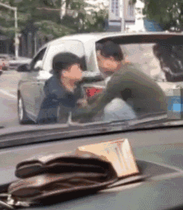 这两个粤s司机要出名了!男人老狗一言不合在早高峰的公路中间打架!