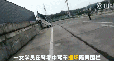 这场事故的原因则是该学员错把油门当刹车所致又是错踩油门.